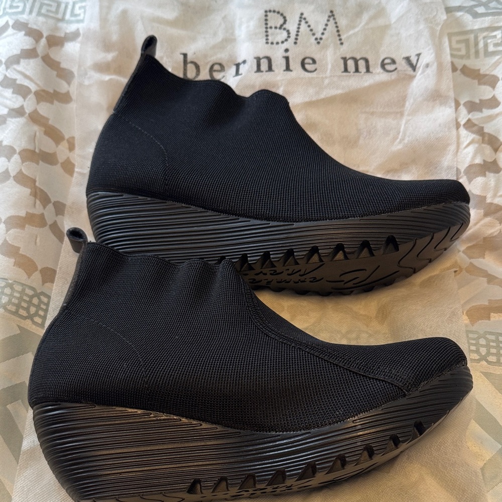 bernie mev. Black Knit Platform Wedge Booties Size 41/10